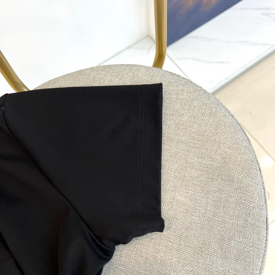 Gucc古驰、2026春夏新品短袖T恤，以纯色为基底，胸前采用立体压花工艺呈现品牌字母标识，简约中暗藏精