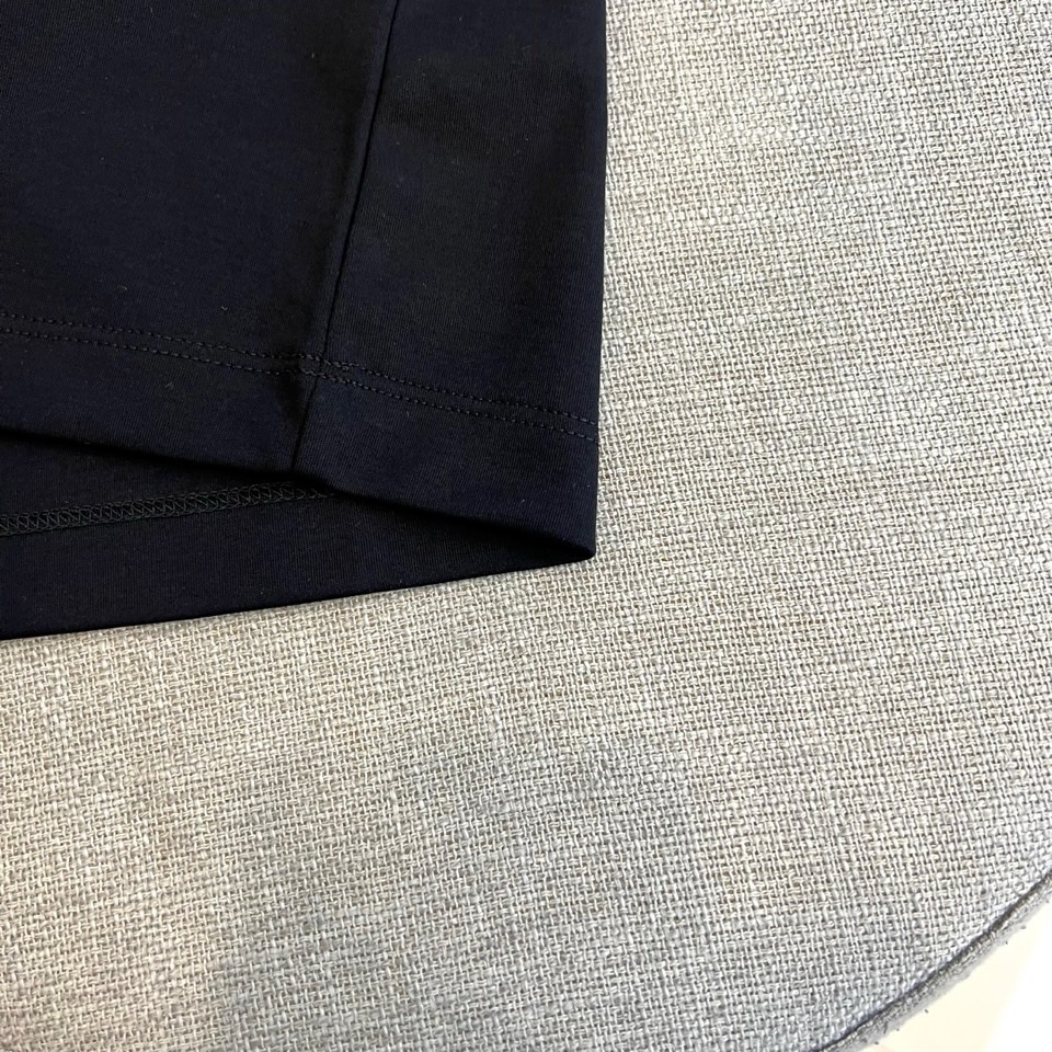 Gucc古驰、2026春夏新品短袖T恤，以纯色为基底，胸前采用立体压花工艺呈现品牌字母标识，简约中暗藏精