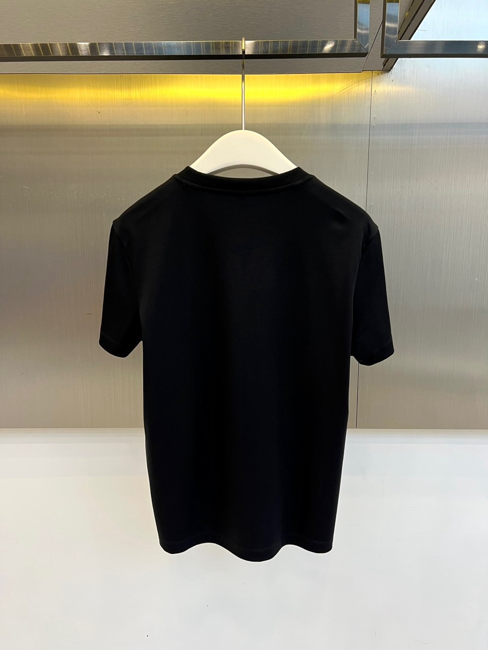 Gucc古驰、2026春夏新品短袖T恤，以纯色为基底，胸前采用立体压花工艺呈现品牌字母标识，简约中暗藏精