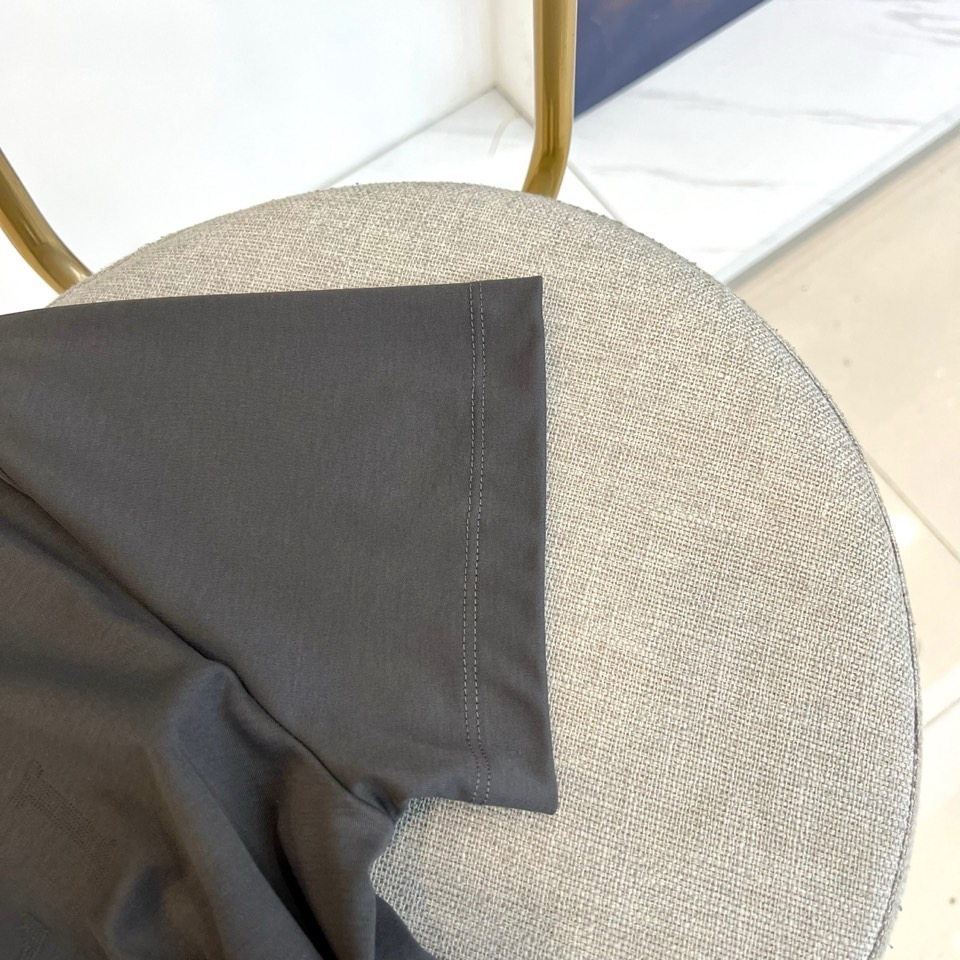 Gucc古驰、2026春夏新品短袖T恤，以纯色为基底，胸前采用立体压花工艺呈现品牌字母标识，简约中暗藏精