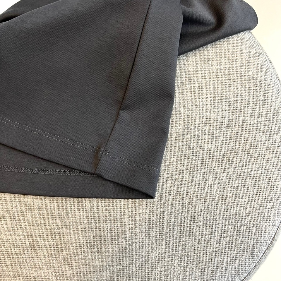 Gucc古驰、2026春夏新品短袖T恤，以纯色为基底，胸前采用立体压花工艺呈现品牌字母标识，简约中暗藏精