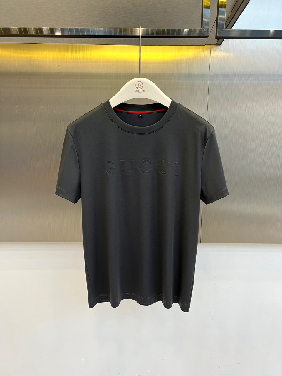 Gucc古驰、2026春夏新品短袖T恤，以纯色为基底，胸前采用立体压花工艺呈现品牌字母标识，简约中暗藏精