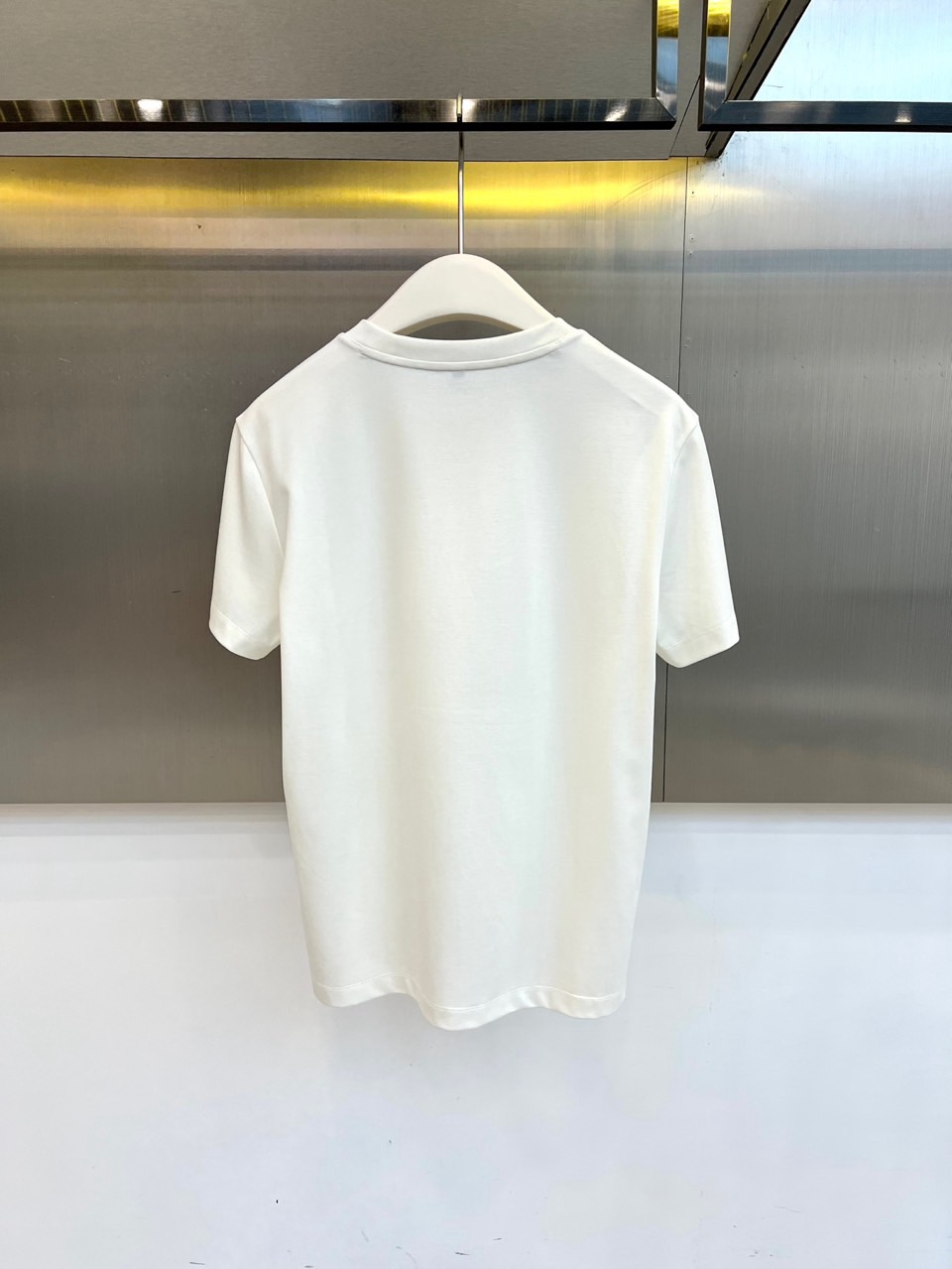 Gucc古驰、2026春夏新品短袖T恤，以纯色为基底，胸前采用立体压花工艺呈现品牌字母标识，简约中暗藏精