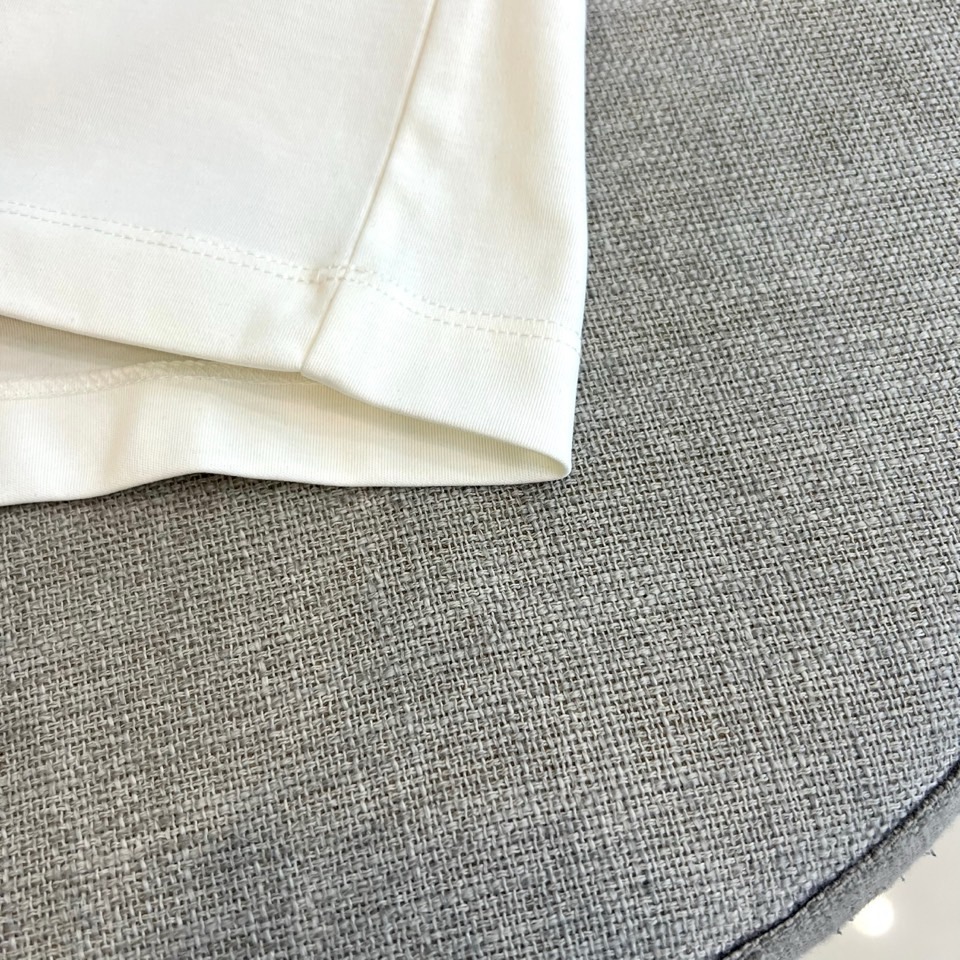 Gucc古驰、2026春夏新品短袖T恤，以纯色为基底，胸前采用立体压花工艺呈现品牌字母标识，简约中暗藏精