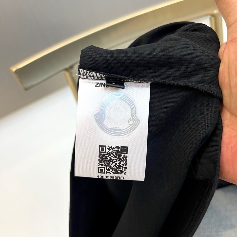 Mon蒙口、2026春夏新品短袖T恤，简约圆领设计搭配经典条纹领边，增添细节层次感。衣身正面低调绣有“M