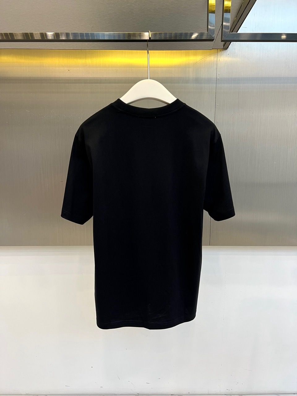 Mon蒙口、2026春夏新品短袖T恤，简约圆领设计搭配经典条纹领边，增添细节层次感。衣身正面低调绣有“M