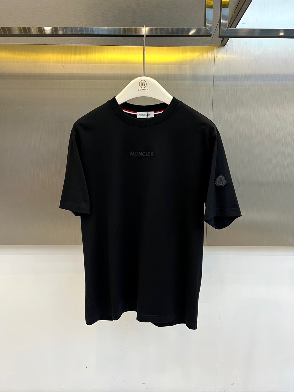 Mon蒙口、2026春夏新品短袖T恤，简约圆领设计搭配经典条纹领边，增添细节层次感。衣身正面低调绣有“M