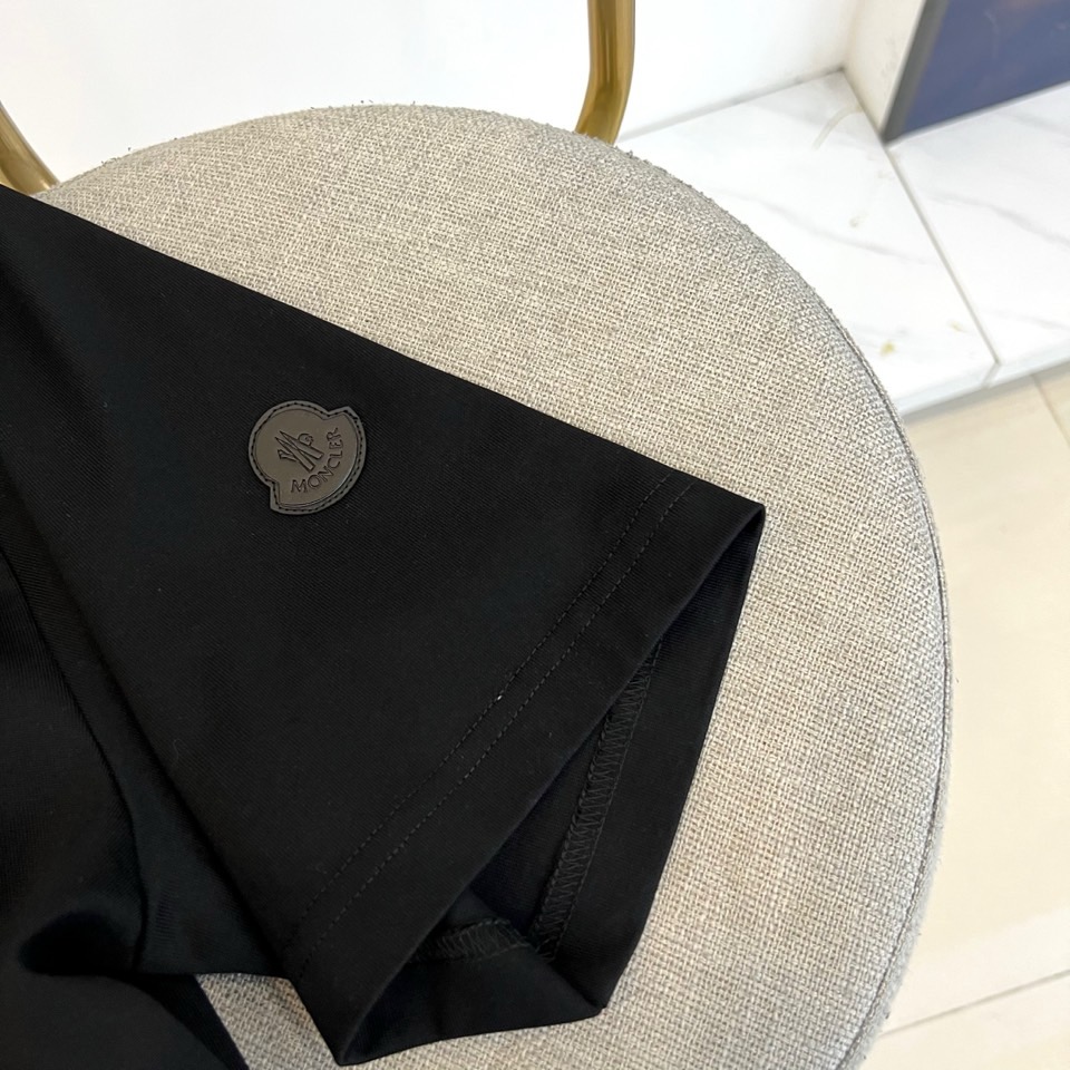 Mon蒙口、2026春夏新品短袖T恤，简约圆领设计搭配经典条纹领边，增添细节层次感。衣身正面低调绣有“M