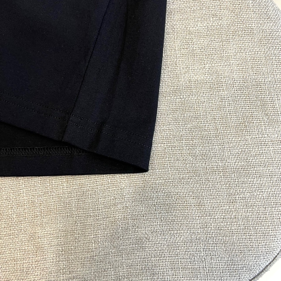 Mon蒙口、2026春夏新品短袖T恤，简约圆领设计搭配经典条纹领边，增添细节层次感。衣身正面低调绣有“M