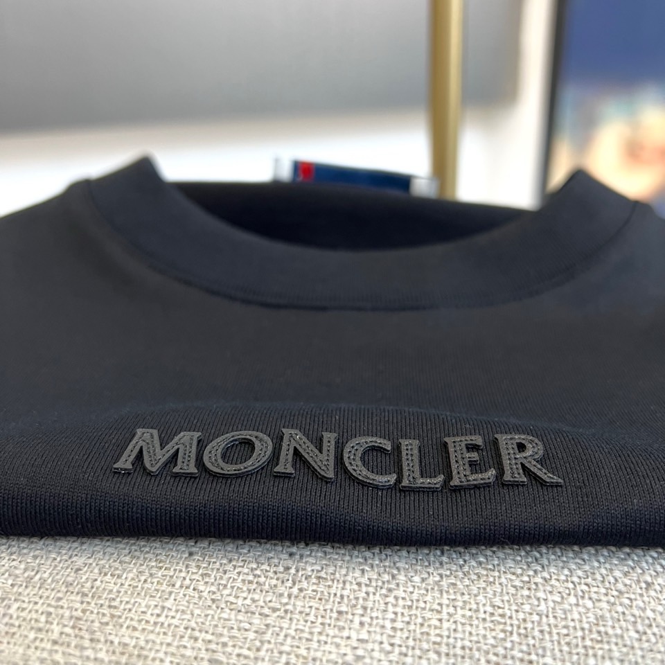 Mon蒙口、2026春夏新品短袖T恤，简约圆领设计搭配经典条纹领边，增添细节层次感。衣身正面低调绣有“M