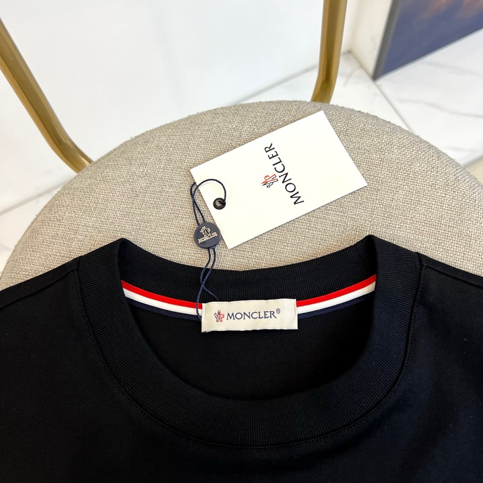 Mon蒙口、2026春夏新品短袖T恤，简约圆领设计搭配经典条纹领边，增添细节层次感。衣身正面低调绣有“M