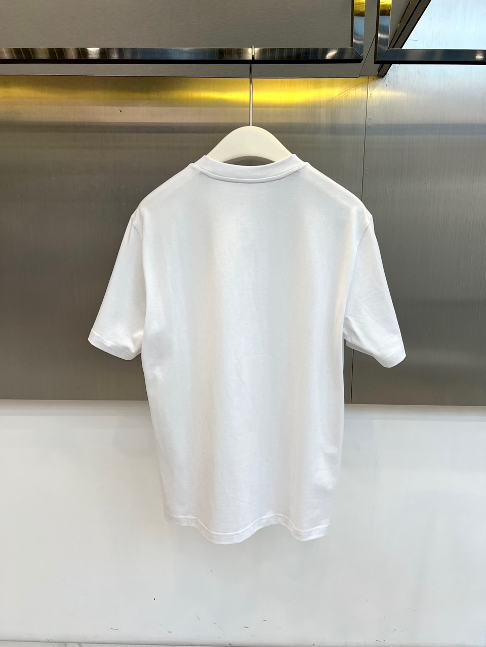 Mon蒙口、2026春夏新品短袖T恤，简约圆领设计搭配经典条纹领边，增添细节层次感。衣身正面低调绣有“M