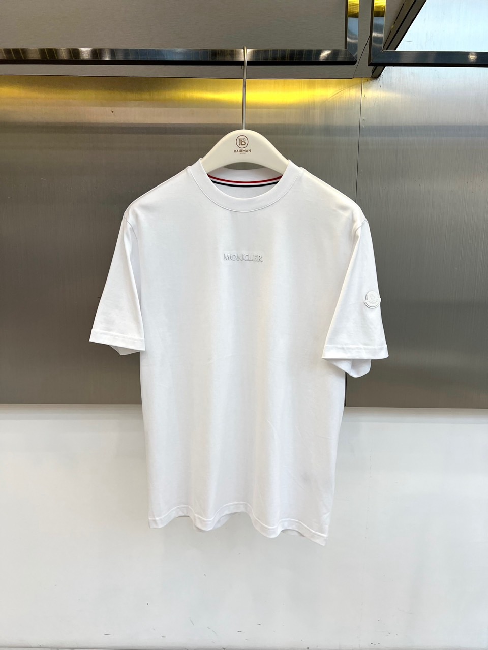 Mon蒙口、2026春夏新品短袖T恤，简约圆领设计搭配经典条纹领边，增添细节层次感。衣身正面低调绣有“M