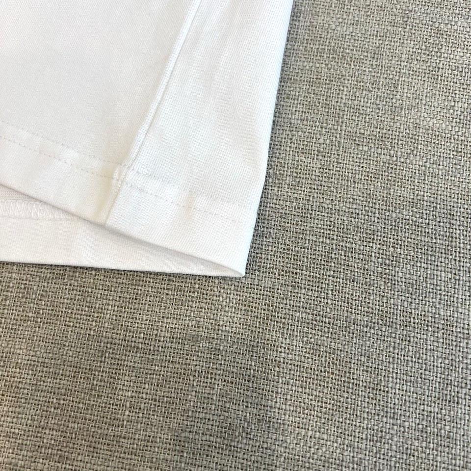 Mon蒙口、2026春夏新品短袖T恤，简约圆领设计搭配经典条纹领边，增添细节层次感。衣身正面低调绣有“M