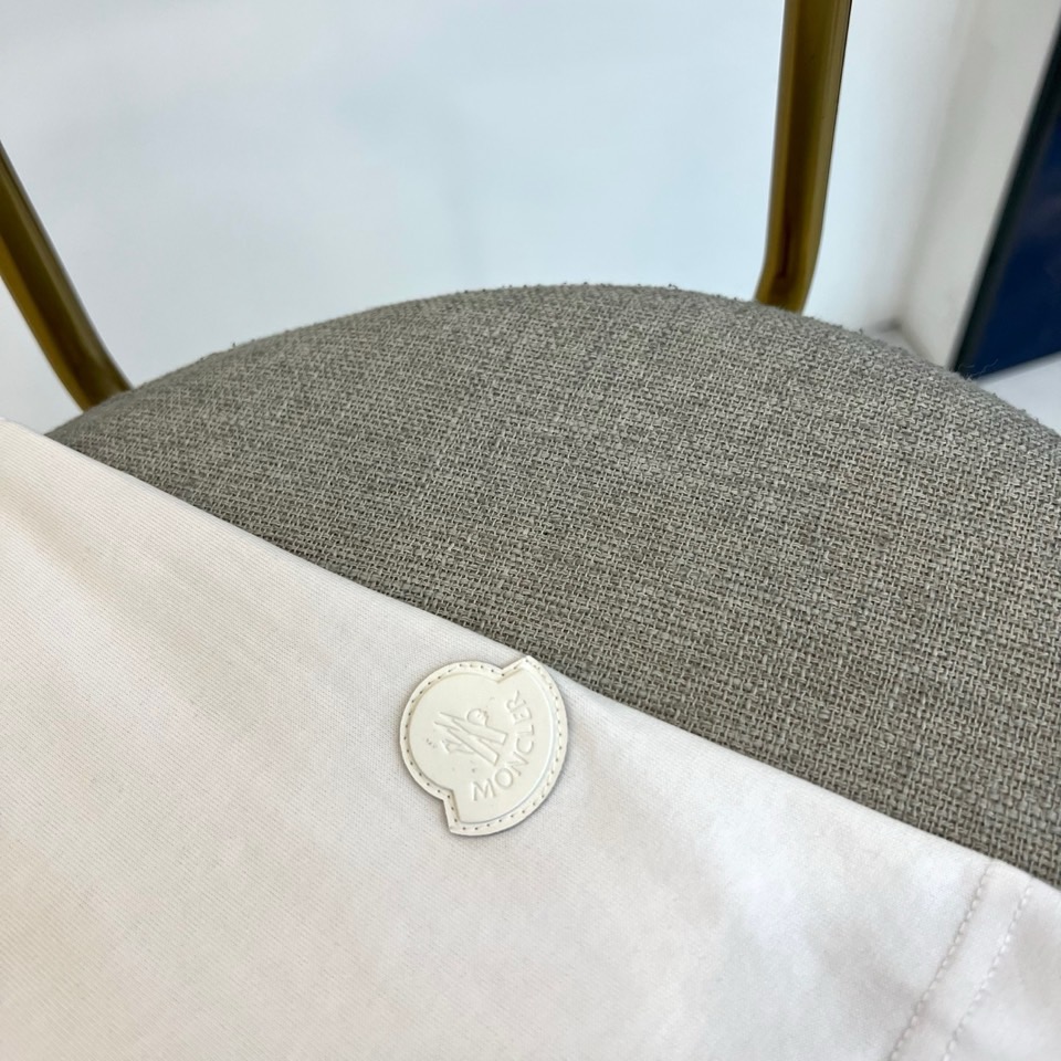 Mon蒙口、2026春夏新品短袖T恤，简约圆领设计搭配经典条纹领边，增添细节层次感。衣身正面低调绣有“M