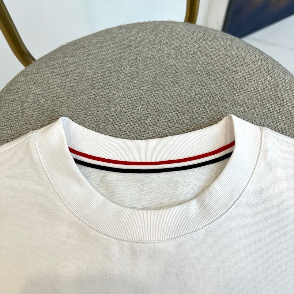 Mon蒙口、2026春夏新品短袖T恤，简约圆领设计搭配经典条纹领边，增添细节层次感。衣身正面低调绣有“M