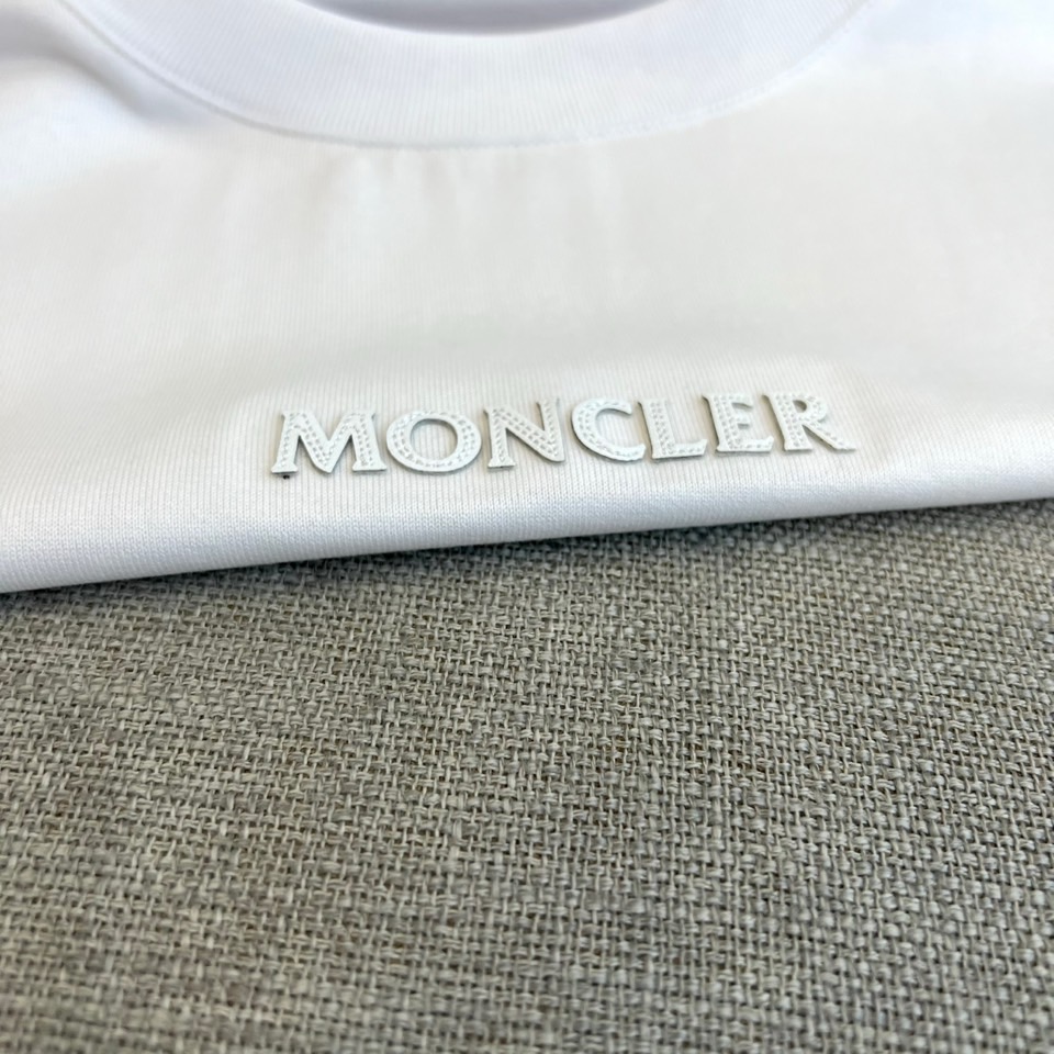 Mon蒙口、2026春夏新品短袖T恤，简约圆领设计搭配经典条纹领边，增添细节层次感。衣身正面低调绣有“M