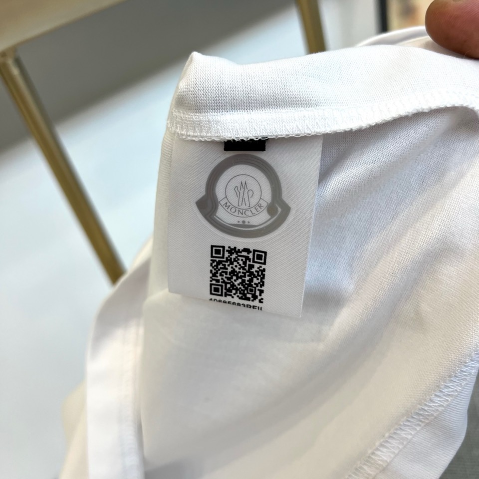 Mon蒙口、2026春夏新品短袖T恤，简约圆领设计搭配经典条纹领边，增添细节层次感。衣身正面低调绣有“M