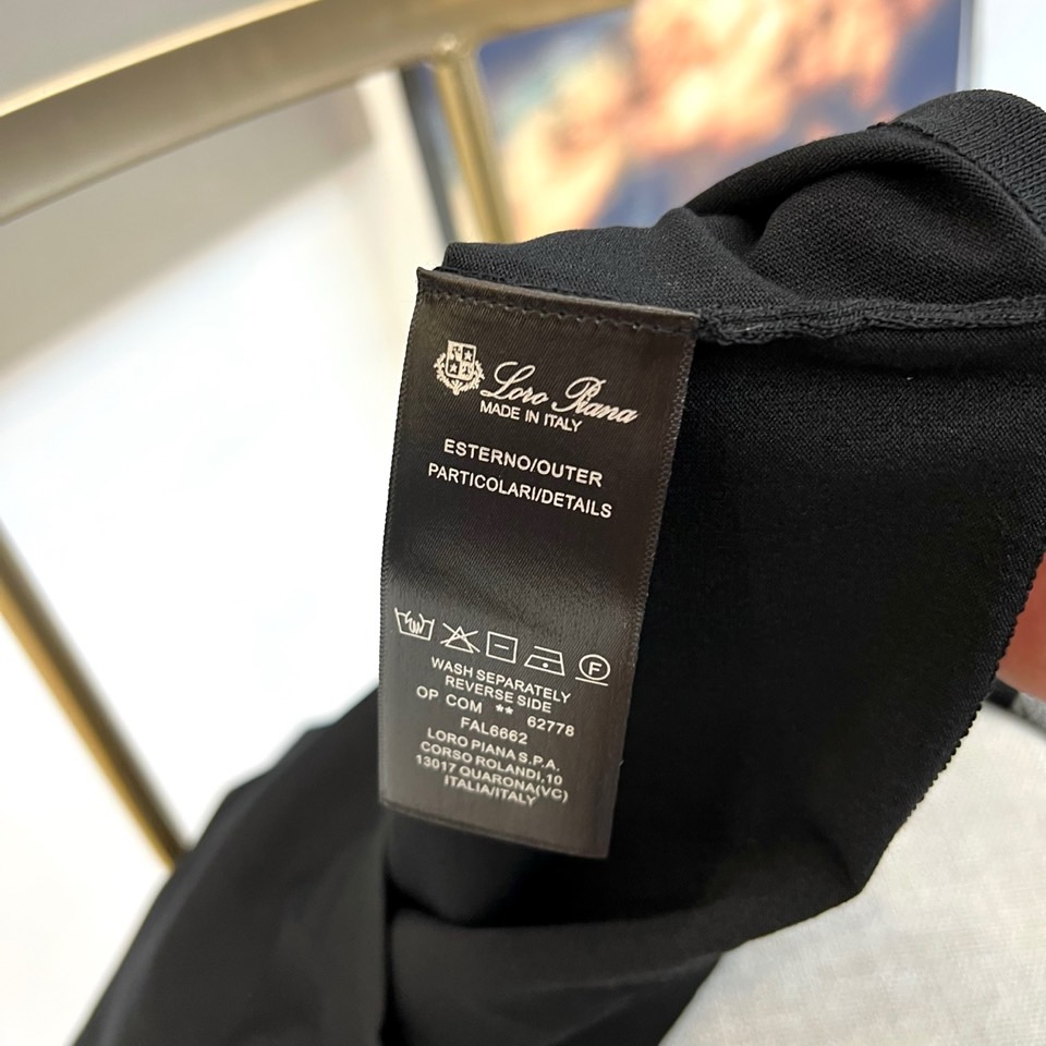 Loro Piana诺悠翩雅、2026春夏新品短袖T恤，以极简轻奢之姿焕新登场。经典圆领设计，领口与袖口