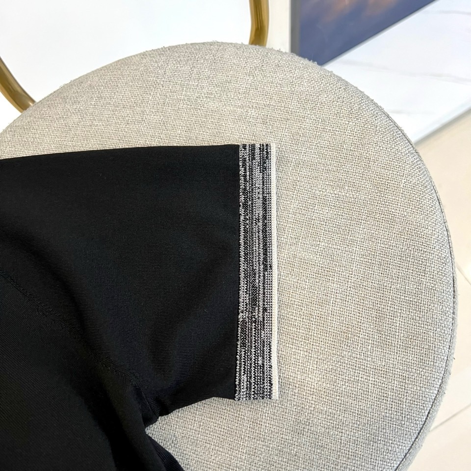 Loro Piana诺悠翩雅、2026春夏新品短袖T恤，以极简轻奢之姿焕新登场。经典圆领设计，领口与袖口