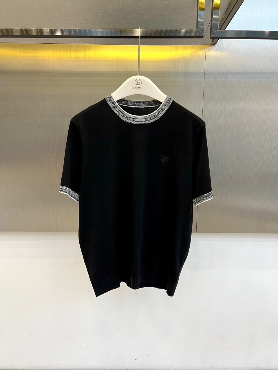 Loro Piana诺悠翩雅、2026春夏新品短袖T恤，以极简轻奢之姿焕新登场。经典圆领设计，领口与袖口