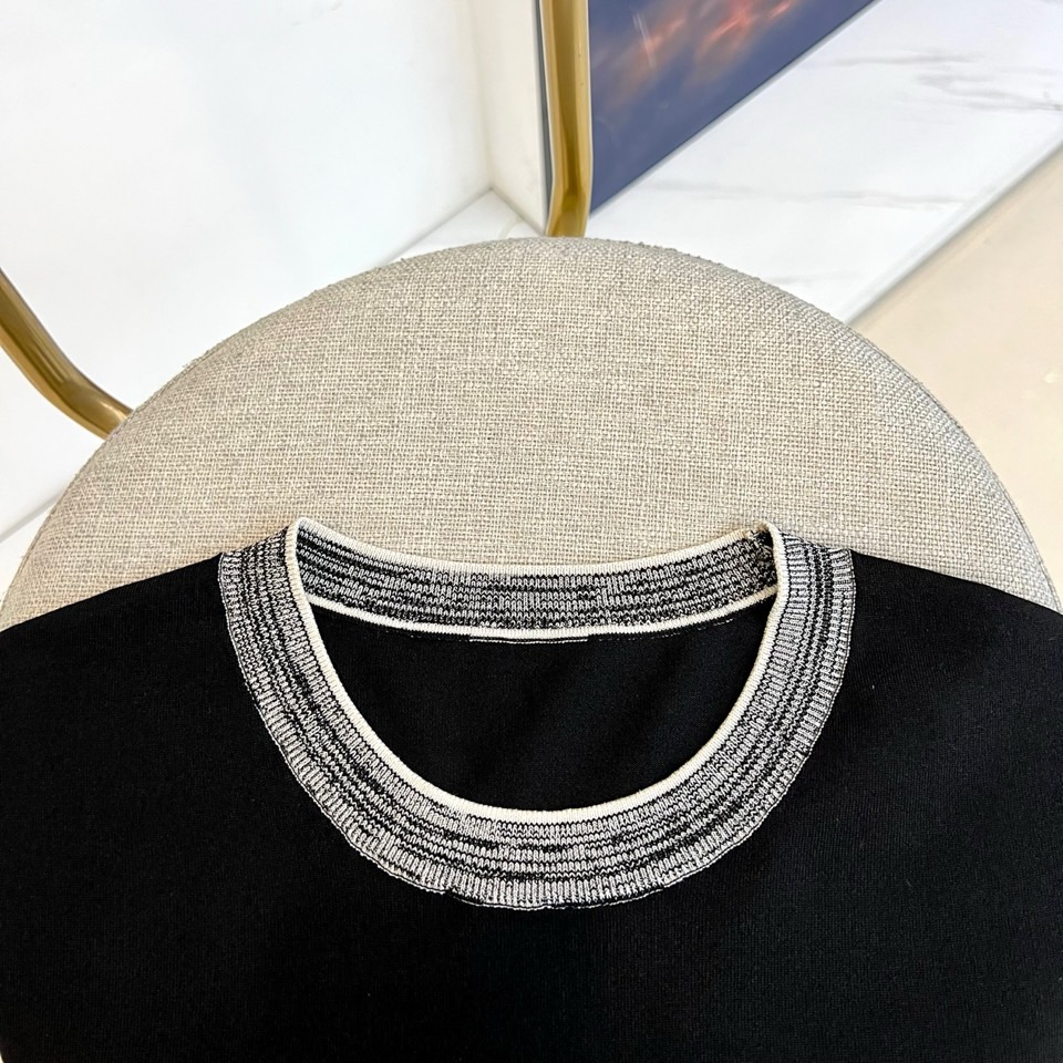 Loro Piana诺悠翩雅、2026春夏新品短袖T恤，以极简轻奢之姿焕新登场。经典圆领设计，领口与袖口