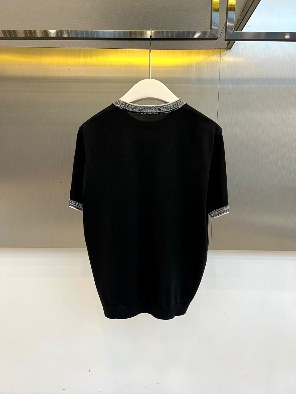 Loro Piana诺悠翩雅、2026春夏新品短袖T恤，以极简轻奢之姿焕新登场。经典圆领设计，领口与袖口