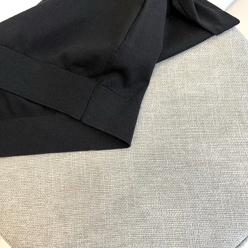 Loro Piana诺悠翩雅、2026春夏新品短袖T恤，以极简轻奢之姿焕新登场。经典圆领设计，领口与袖口