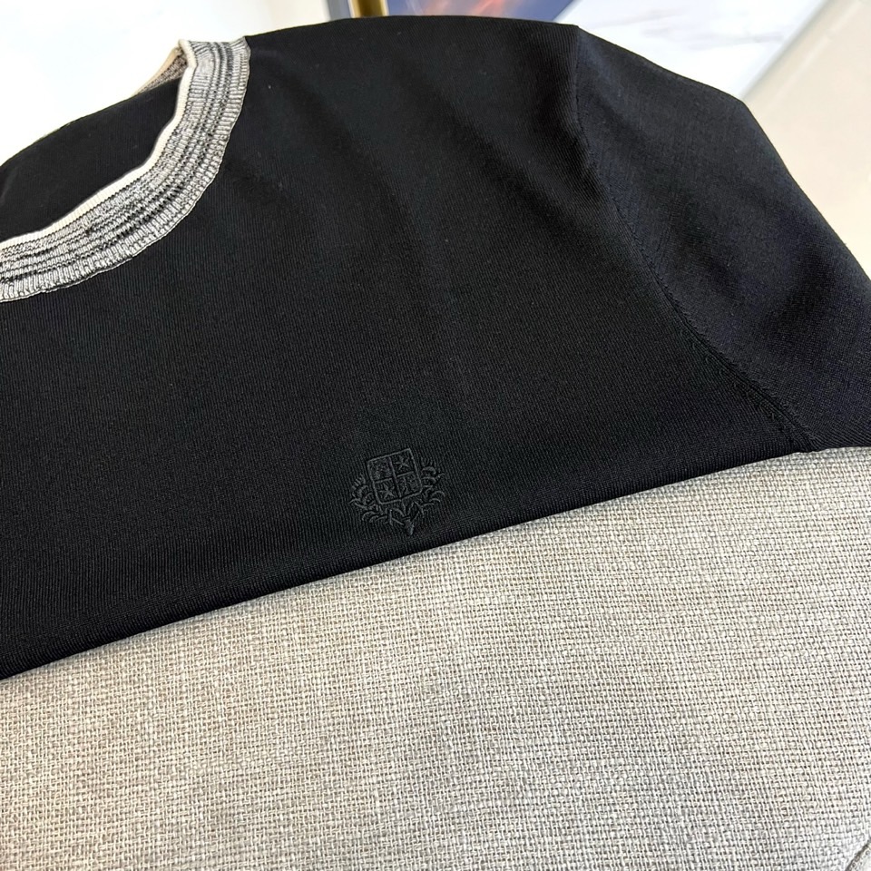 Loro Piana诺悠翩雅、2026春夏新品短袖T恤，以极简轻奢之姿焕新登场。经典圆领设计，领口与袖口