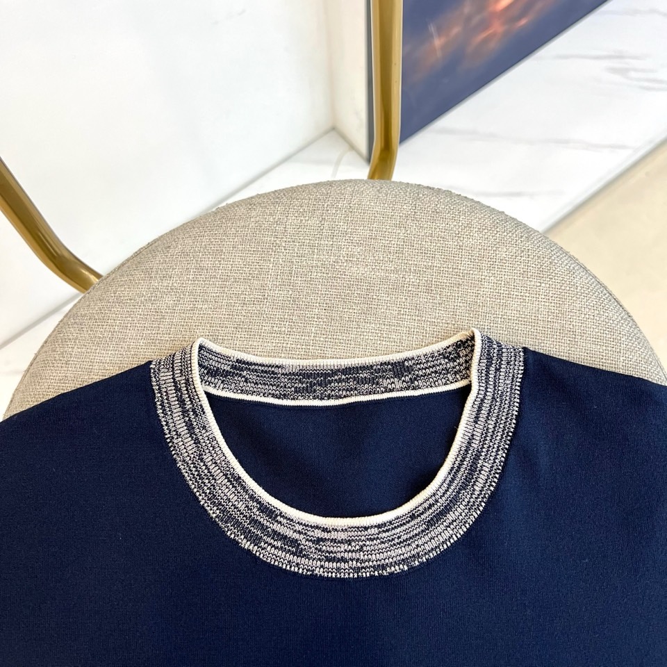 Loro Piana诺悠翩雅、2026春夏新品短袖T恤，以极简轻奢之姿焕新登场。经典圆领设计，领口与袖口