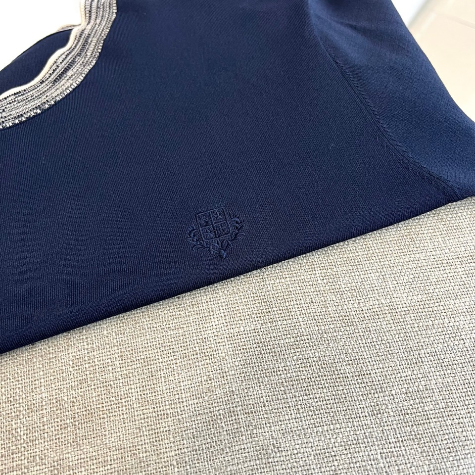 Loro Piana诺悠翩雅、2026春夏新品短袖T恤，以极简轻奢之姿焕新登场。经典圆领设计，领口与袖口