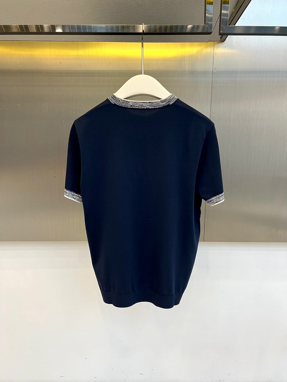 Loro Piana诺悠翩雅、2026春夏新品短袖T恤，以极简轻奢之姿焕新登场。经典圆领设计，领口与袖口