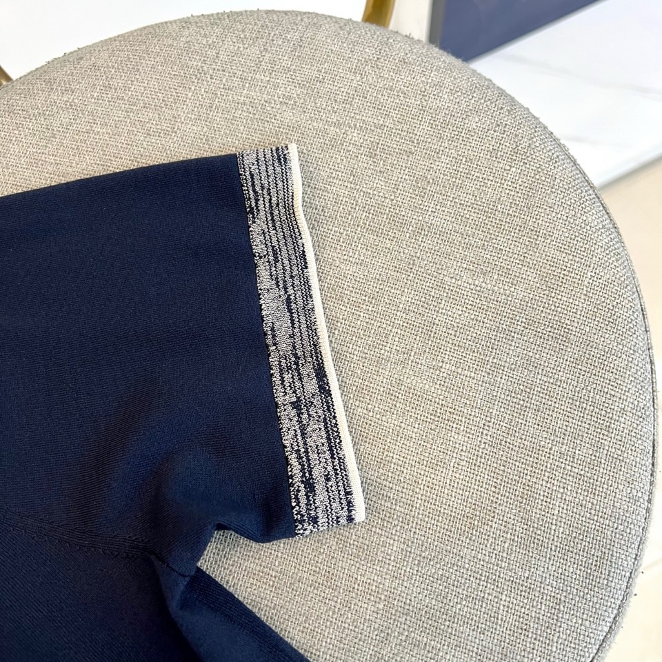 Loro Piana诺悠翩雅、2026春夏新品短袖T恤，以极简轻奢之姿焕新登场。经典圆领设计，领口与袖口