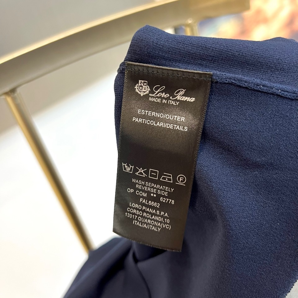 Loro Piana诺悠翩雅、2026春夏新品短袖T恤，以极简轻奢之姿焕新登场。经典圆领设计，领口与袖口