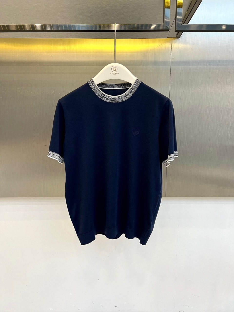 Loro Piana诺悠翩雅、2026春夏新品短袖T恤，以极简轻奢之姿焕新登场。经典圆领设计，领口与袖口