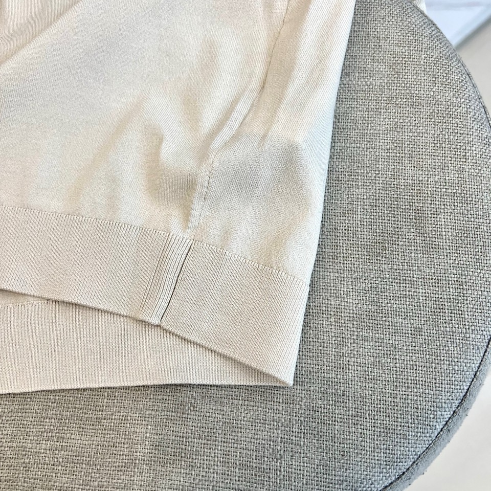 Loro Piana诺悠翩雅、2026春夏新品短袖T恤，以极简轻奢之姿焕新登场。经典圆领设计，领口与袖口