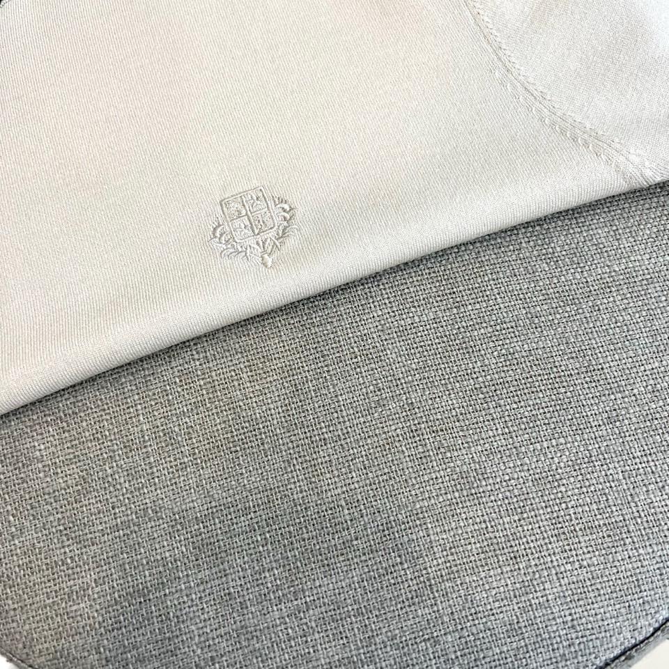 Loro Piana诺悠翩雅、2026春夏新品短袖T恤，以极简轻奢之姿焕新登场。经典圆领设计，领口与袖口