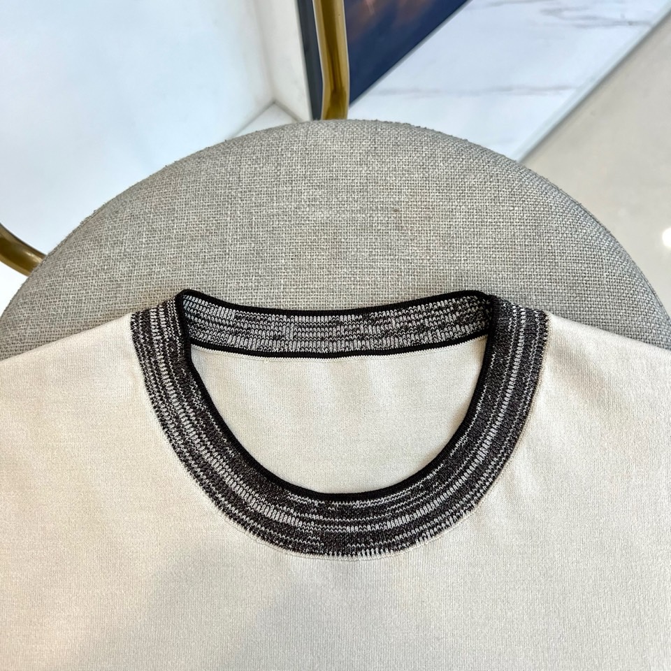 Loro Piana诺悠翩雅、2026春夏新品短袖T恤，以极简轻奢之姿焕新登场。经典圆领设计，领口与袖口