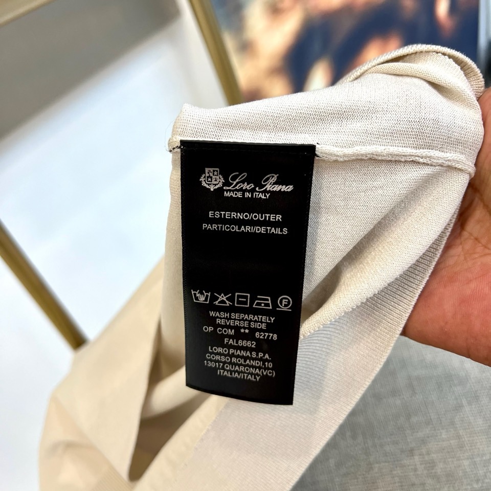 Loro Piana诺悠翩雅、2026春夏新品短袖T恤，以极简轻奢之姿焕新登场。经典圆领设计，领口与袖口