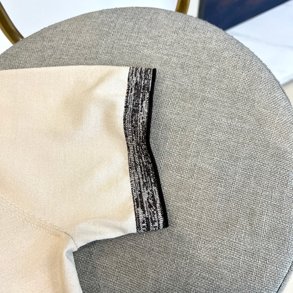 Loro Piana诺悠翩雅、2026春夏新品短袖T恤，以极简轻奢之姿焕新登场。经典圆领设计，领口与袖口