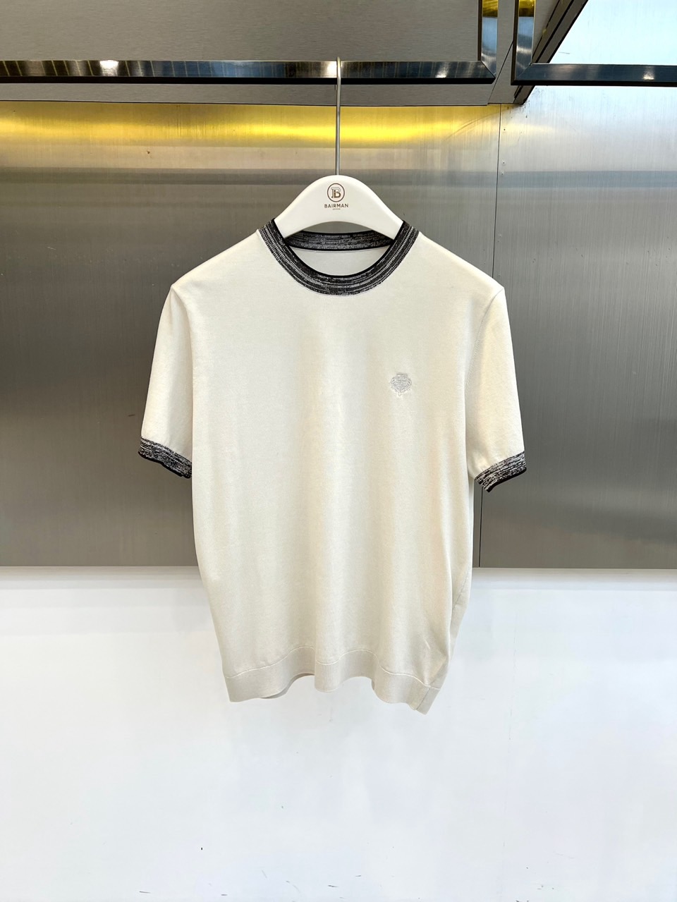 Loro Piana诺悠翩雅、2026春夏新品短袖T恤，以极简轻奢之姿焕新登场。经典圆领设计，领口与袖口