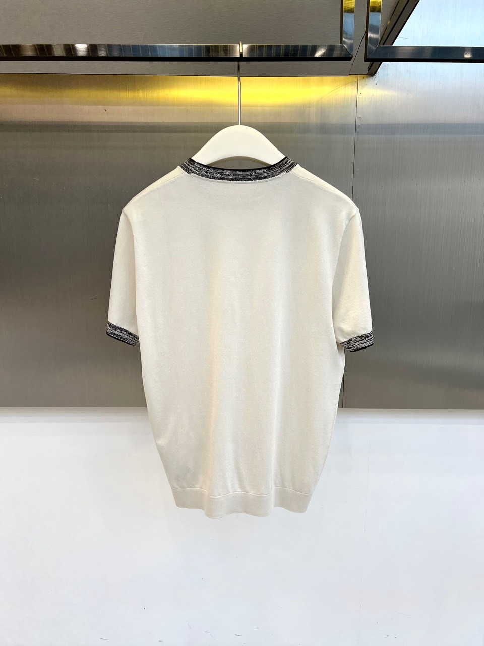 Loro Piana诺悠翩雅、2026春夏新品短袖T恤，以极简轻奢之姿焕新登场。经典圆领设计，领口与袖口