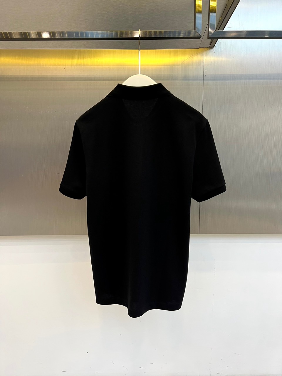 Bur巴宝莉、2026春夏新品短袖POLO衫，以纯粹热烈的色调开启活力春夏，经典翻领设计利落有型，三粒暗