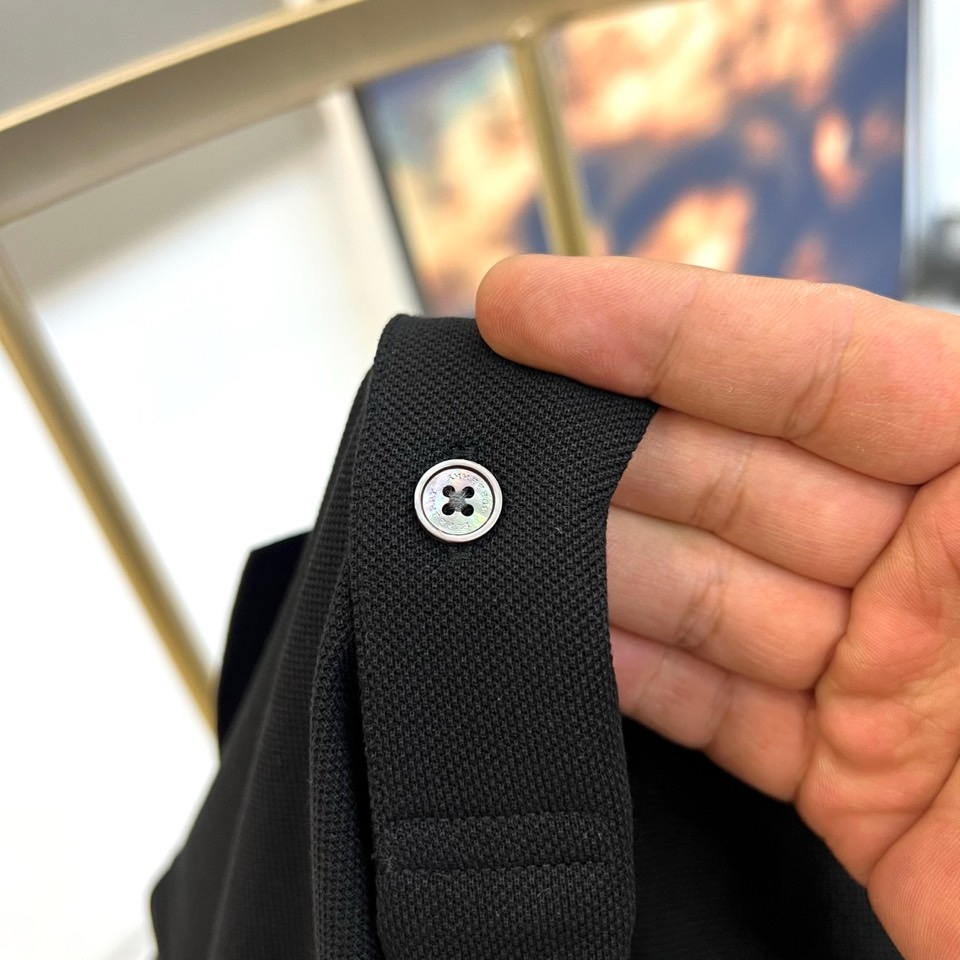 Bur巴宝莉、2026春夏新品短袖POLO衫，以纯粹热烈的色调开启活力春夏，经典翻领设计利落有型，三粒暗