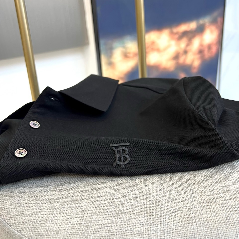 Bur巴宝莉、2026春夏新品短袖POLO衫，以纯粹热烈的色调开启活力春夏，经典翻领设计利落有型，三粒暗