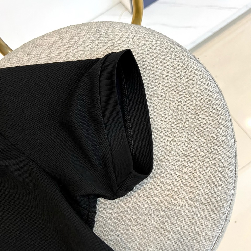 Bur巴宝莉、2026春夏新品短袖POLO衫，以纯粹热烈的色调开启活力春夏，经典翻领设计利落有型，三粒暗