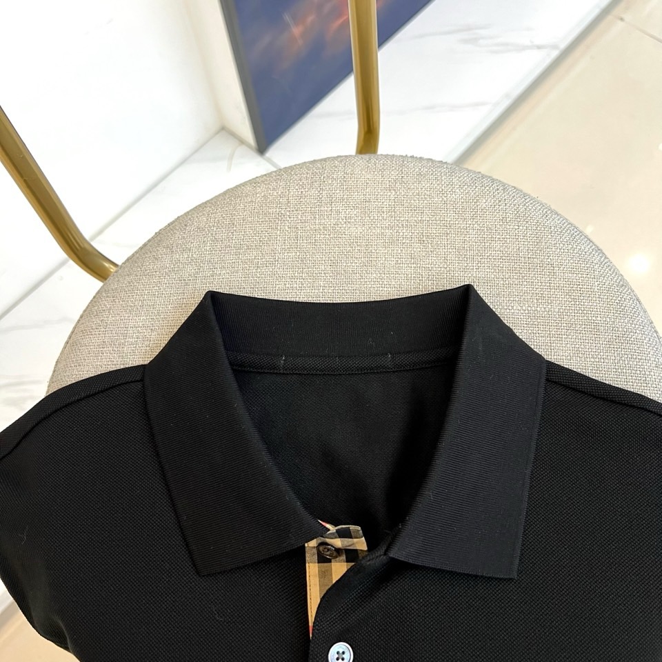 Bur巴宝莉、2026春夏新品短袖POLO衫，以纯粹热烈的色调开启活力春夏，经典翻领设计利落有型，三粒暗