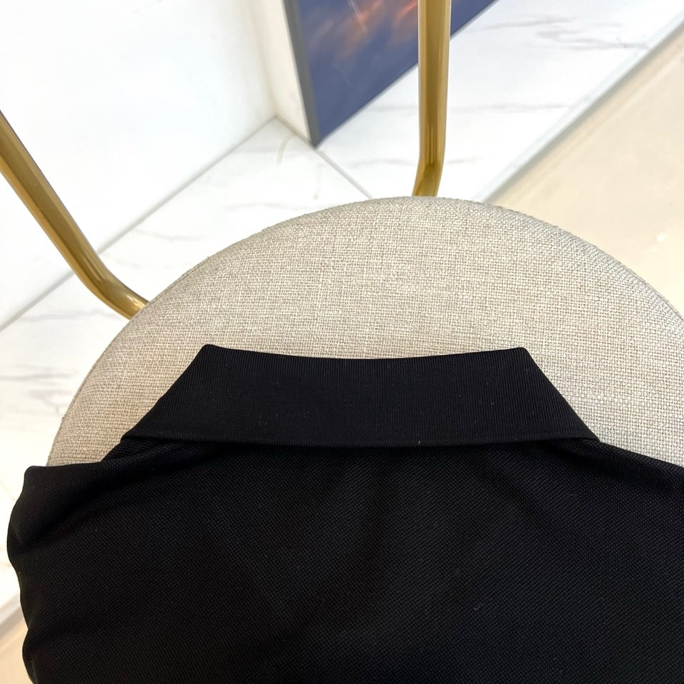 Bur巴宝莉、2026春夏新品短袖POLO衫，以纯粹热烈的色调开启活力春夏，经典翻领设计利落有型，三粒暗