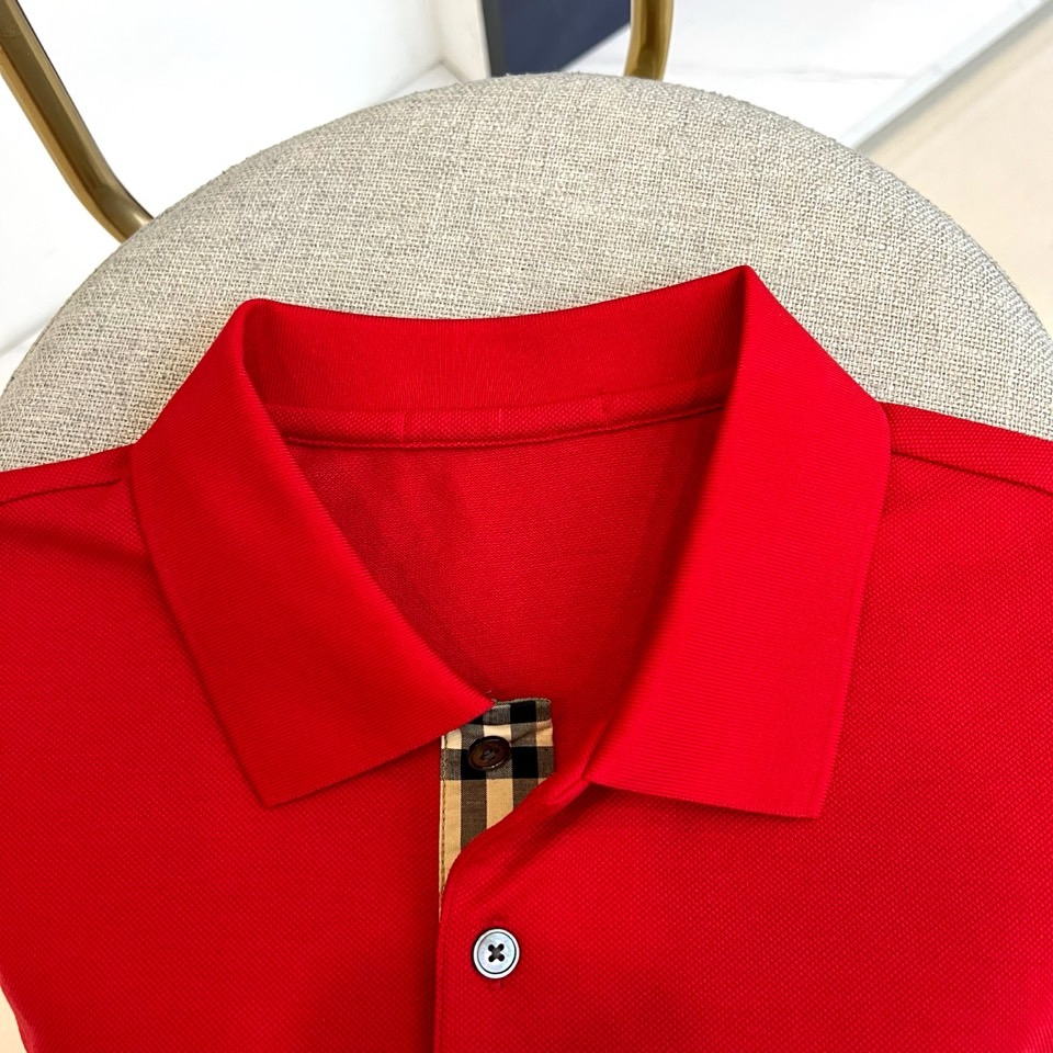 Bur巴宝莉、2026春夏新品短袖POLO衫，以纯粹热烈的色调开启活力春夏，经典翻领设计利落有型，三粒暗