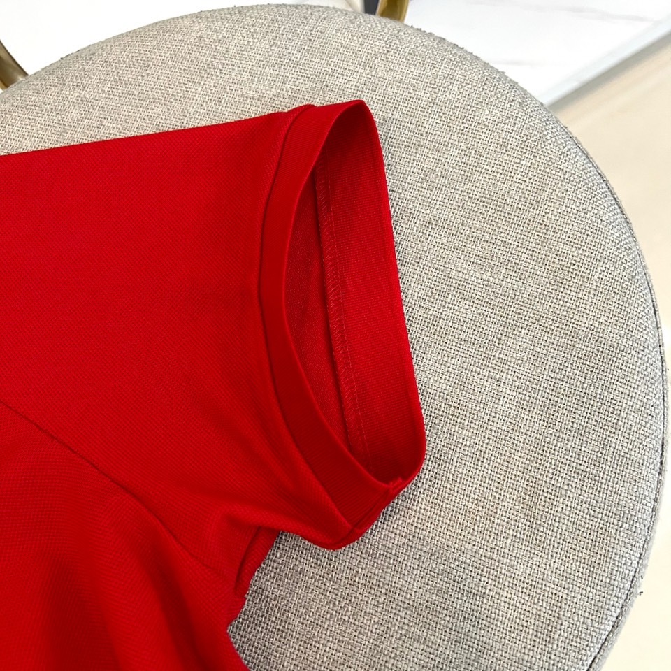 Bur巴宝莉、2026春夏新品短袖POLO衫，以纯粹热烈的色调开启活力春夏，经典翻领设计利落有型，三粒暗